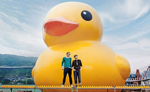 fer1972:  World’s Largest Rubber Duck made by Florentijn Hofman It’s a huge 46 feet tall and 55 feet long inflatable rubber duck 