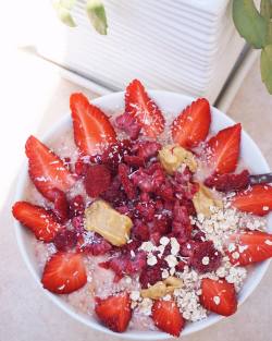 tessbegg:  Mango/strawberry chia smoothie bowl topped with strawberries, raspberries, oats, coconut &amp; PEANUT BUTTER (pb on smoothies &amp; nice cream is srsly the bomb it goes all hard/chewy)😛☀️ Enjoying this while laying in the sun all morning