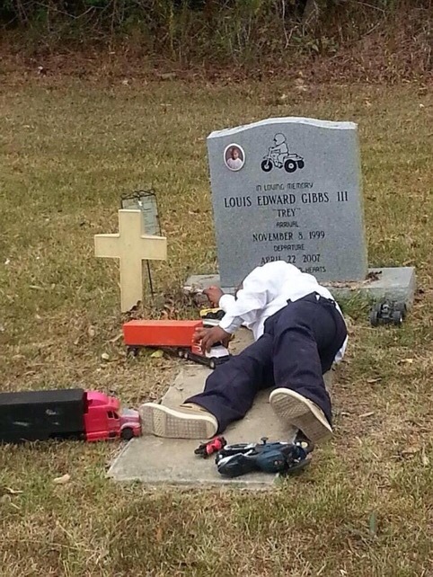 loveforeverblvck:  raphysneverland:  janeaokay:  how can you scroll pass this  Hurts my soul  You know I’ve seen soooo many post about this being a young man at his fathers grave but I never noticed the dates …. That was his friend 😪😪