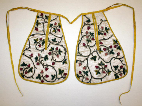 vincents-crows:Finally did a blog post about the embroidered strawberry pockets! They sat around mos
