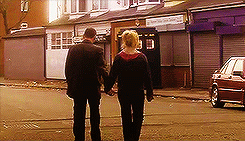 capinejghafa:  the doctor &amp; rose + holding hands 