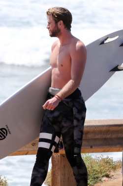 shirtlessmalecelebs:  Liam Hemsworth