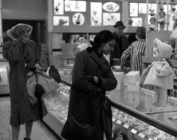 fuckyeahvintage-retro:    Christmas shopping in New York City, 1945-77 © NY Daily News  