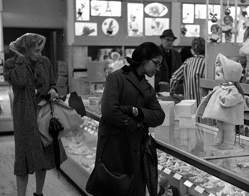 fuckyeahvintage-retro:    Christmas shopping in New York City, 1945-77 © NY Daily News  