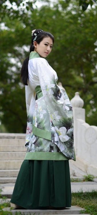 Traditional Chinese Hanfu - Type: Quju/曲裾 (curved-hem robe) from 如梦霓裳.