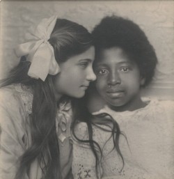 hauntedbystorytelling:   Marcus Adams :: Two unknown children, platinum print, mid 1910′s / src: NPG