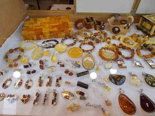 Products made of amber. Wyroby z bursztynu. Produkten aus Bernstein.