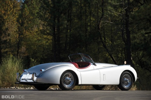 1951 Jaguar XK120 Roadster. Fonte www.boldride.com , via tinamotta.tumblr.com