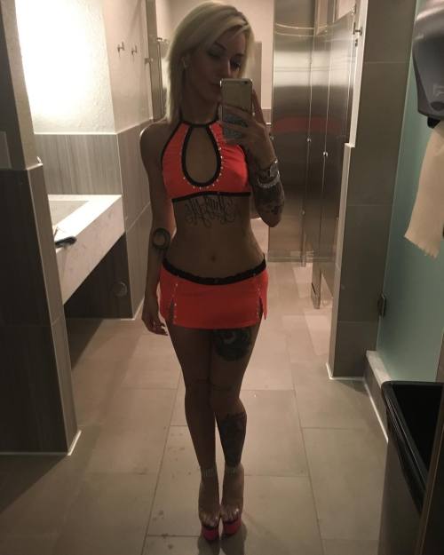 stripper-locker-room:  babydances