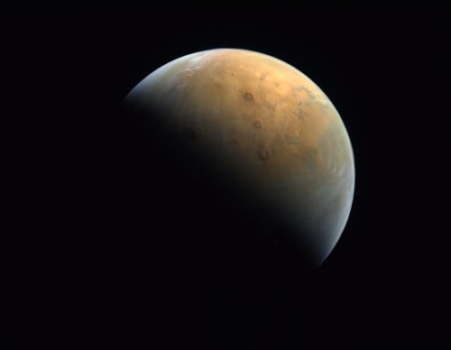 The first picture of Mars captured by the first-ever Arab probe in history, 25,000 km above the Red 