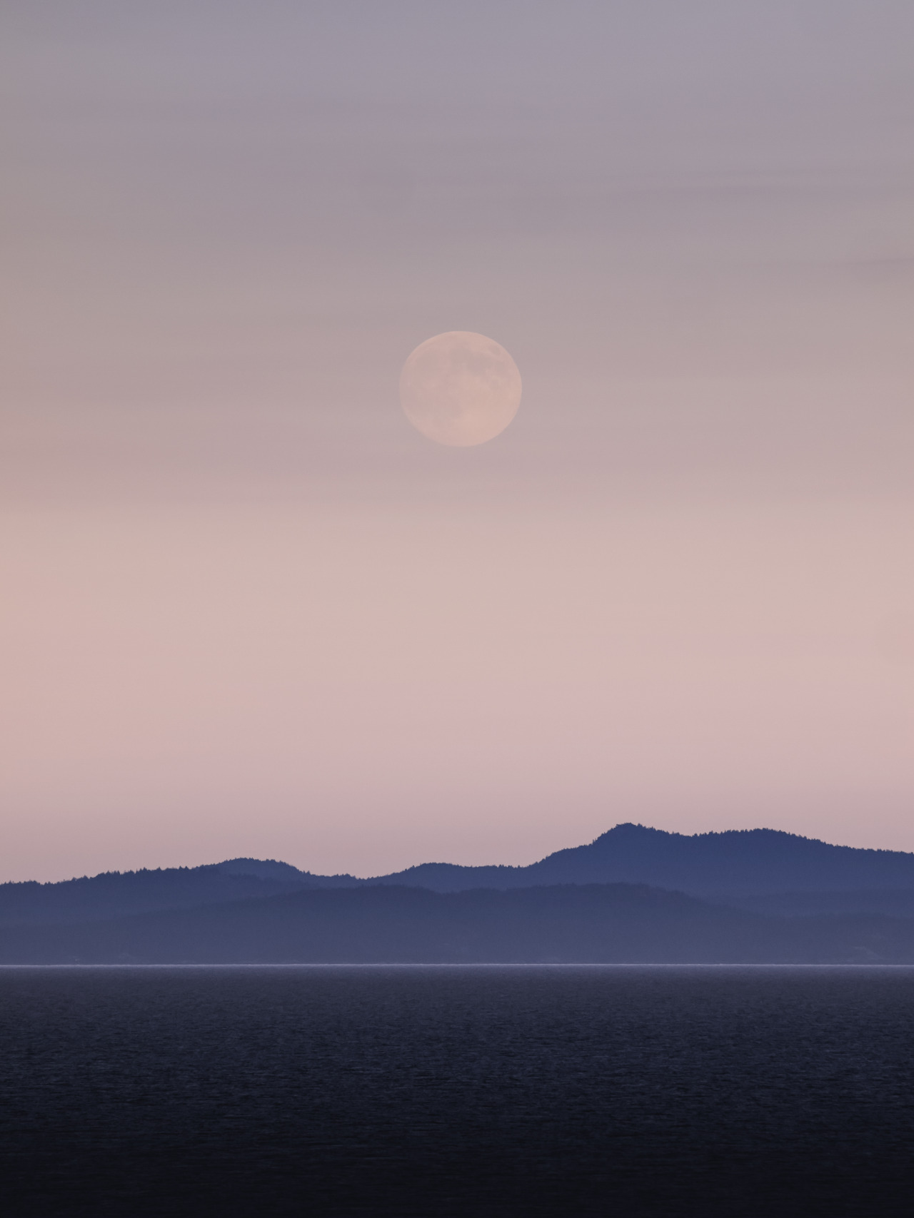 lensblr-network:  Moonrise The moon over the mountains. Set: Northwest Facebook |