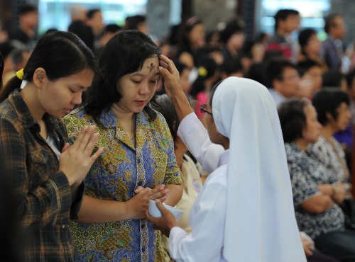 huffingtonpost:Christians Celebrate Ash Wednesday Around The World(Source: Associated Press)