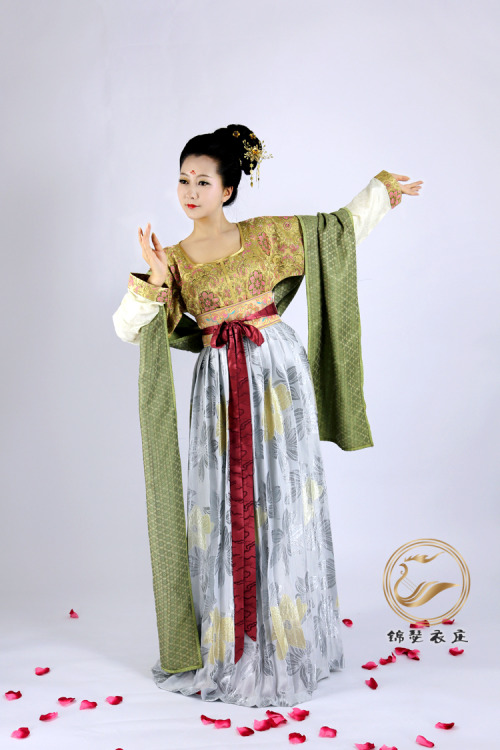 dressesofchina:  Golden hairpin, U-necked banbi (half-sleeve) ruqun by  锦瑟衣庄