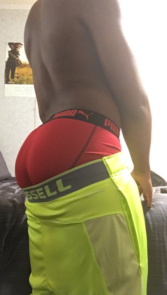 seeker310:  asskingz:  Mo red…  Reblog and FOLLOW @asskingz​ for the BEST ASS