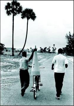 ghreba:  أول رأس صاروخ هندي تم نقله على دراجة | صورة من ستينات القرن الماضي في الهند، حيث تم نقل أول رأس صاروخ هندي على “دراجة” حيث كان يعمل المهندسون