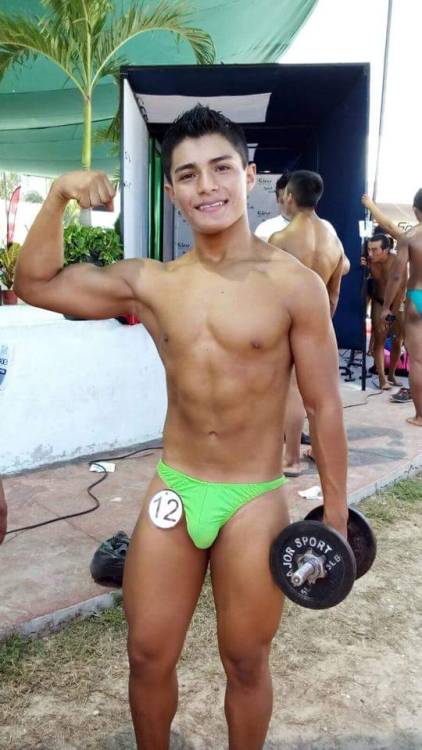 yucatecoxxx:  Marco Antonio. Yucateco rikisimo m encanta es músico de trova aquí en Mérida y le mete duro al gym tiene 19 años