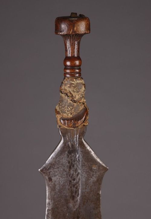 art-of-swords:Salampasu SwordDated: late 19th or early 20th centuryCulture: D. R. Congo, Africa Meas