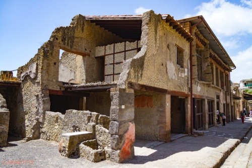 noragaribotti:HERCULANEUM-An example of a two-story structure that survived the eruption of Vesuvius