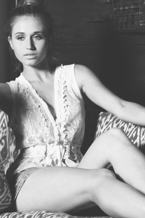 praytothegay:  Rita Volk 