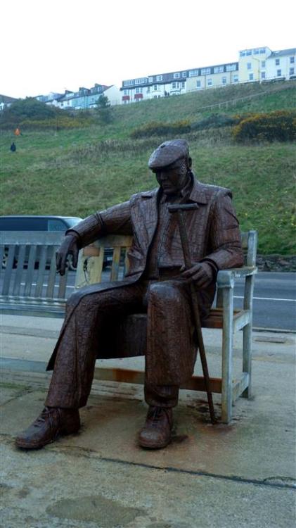 yorksnapshots:Freddie Gilroy sits on North Bay, Scarborough, North Yorkshire, England.A friend of th