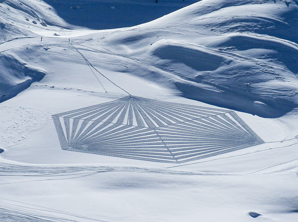itscolossal:  See more: Expansive New Geometric Drawings Trampled in Snow and Sand