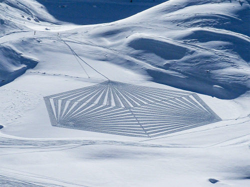 itscolossal:  See more: Expansive New Geometric Drawings Trampled in Snow and Sand by Simon Beck 