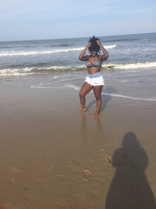 ajahmaycangoddess: insecure-beautyy: VA Beach  Such bewbs