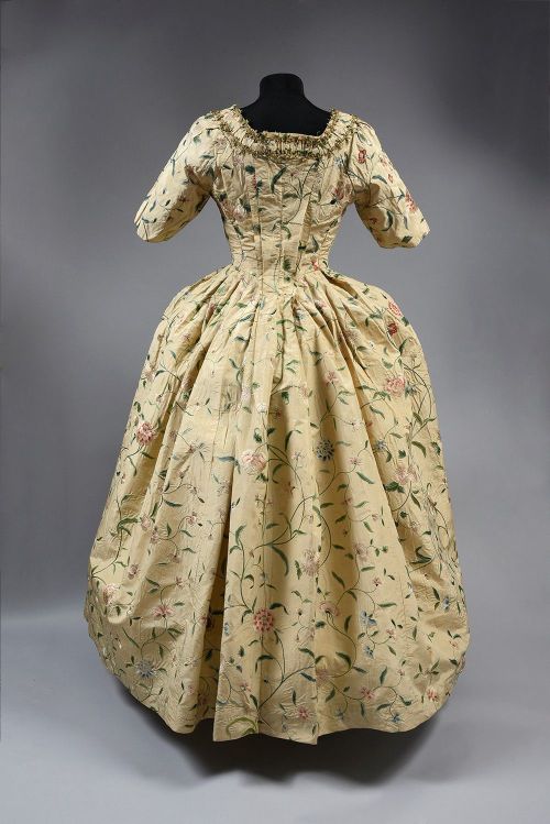  Robe à l’anglaise, late 18th centuryFrom Coutau-Bégarie via Interencheres