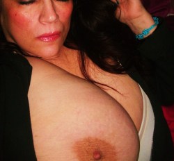 mylonelybreasts:  cleavage exposed