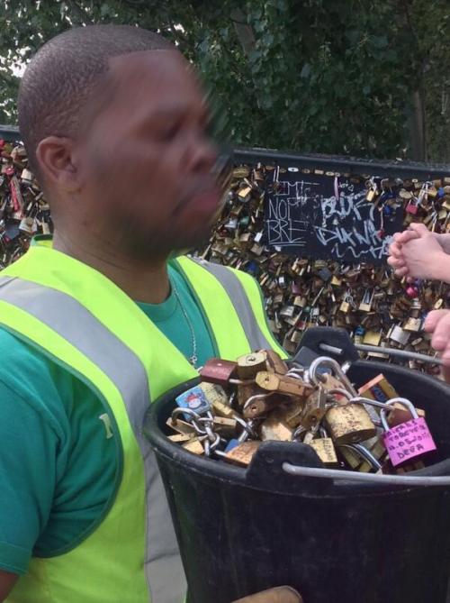 petite-madame: pawnr: untilyoufoundme: Breaking news from Paris! The Pont des Arts, famous because o