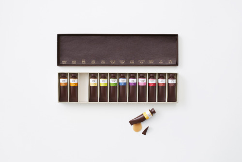 fireandshellamari:sleeplessinldn:Absolutely in love with Chocolate-paint by Nendo; amazing Christmas