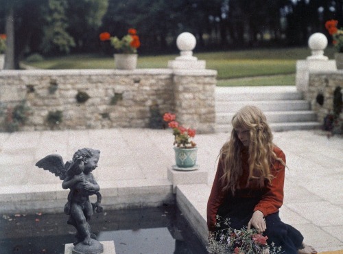 itscolossal:Dreamlike Autochrome Portraits of an Engineer’s Daughter From 1913 Are Among the Earlies