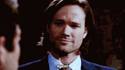 captivesam:  CAS IS ALL LIKE ‘LOOK AT ME