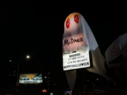 finofilipino:  Un Burger King, situado en Queens, Nueva York, se disfraza de McDonald’s en Halloween.