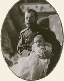 historylovers:  Emperor Nicholas ll with his son Tsarevich Alexei Nikolaevich of Russia in 1904.  