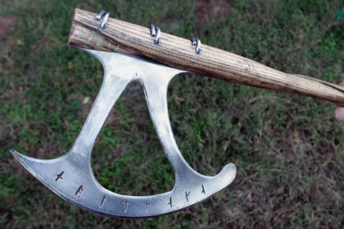 stephanietwilleylarper:Here is a look at Saga Orsdotter’s finished axe!Thanks to PioneerArtisa