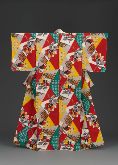 Meisen kimonoJapanese first half of 20th century.  Short-sleeved kimono with all over geometic 