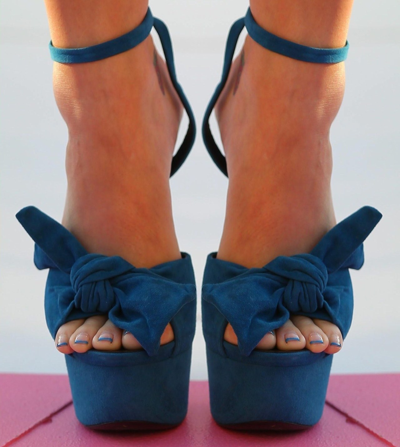 feetplease:  The sexy toes you see in these hot platform heels belong to Katy Perry.