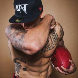 soinlovewit6pacsposts:  ME LIKEY KAEPERNICK… 