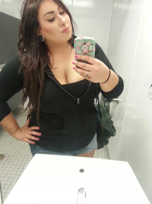 riah–lauren:  Thanks Ross for having such good rest room lighting 👍