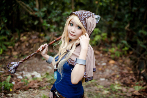 league-of-legends-sexy-girls: Lux Cosplay