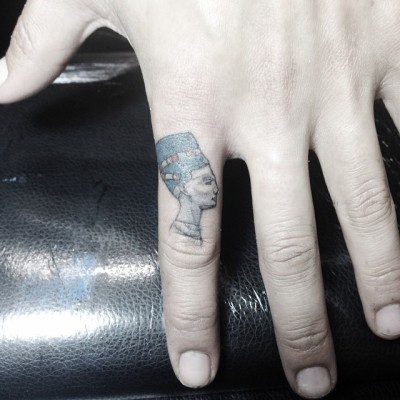 #Nefertiti #tats #tattoo #fingertattoo #smalltattoo #colortattoo #ink #inkaddict #thingsandink