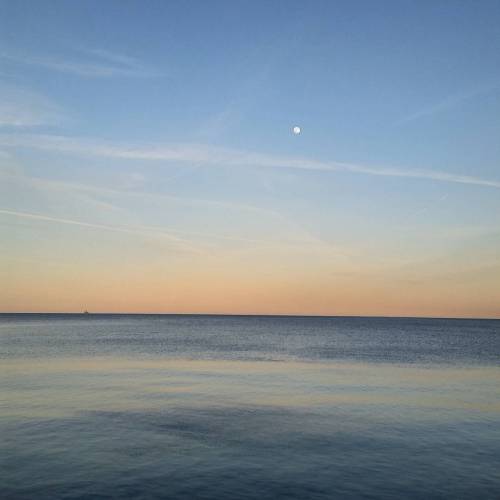 It&rsquo;s warm enough to sit by the lake and not die of the cold! (at Lake Michigan Shoreline)