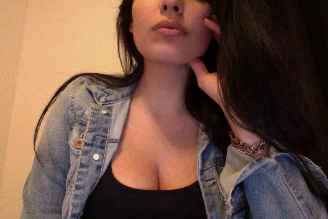 rawrical:  bull-e:  &ldquo;Can I get a kiss&quot;   Id lick barbecue sauce