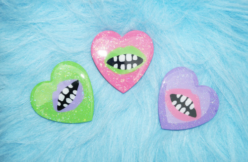 crybabyclubetsy:crybabyclubetsy:LIPS with teeth hand painted glitter heart brooches Show us ya g