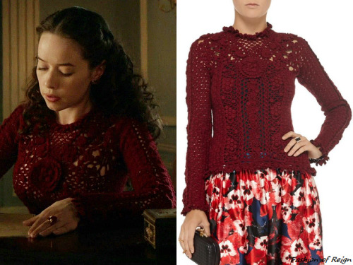 In the episode 3x15 (”Safe Passage”) Lady Lola wears this sold out Oscar de la Renta Ope