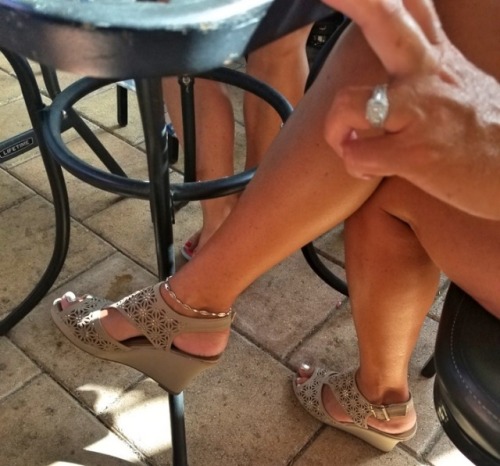 Hot legs! What sort of fellow do you suppose finds this lady especially attractive? I’m told t