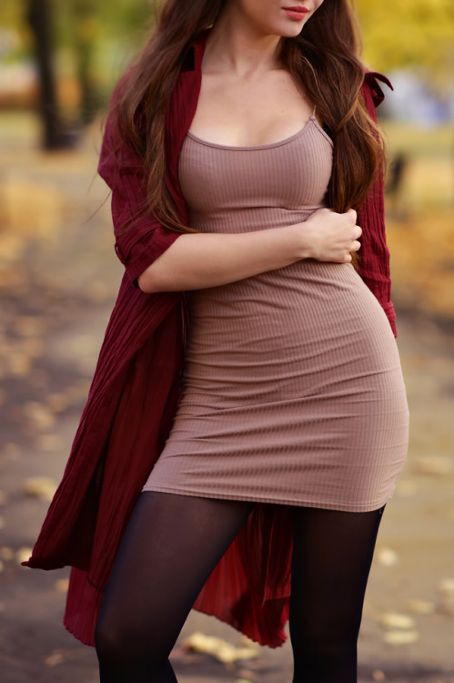 razumichin2: Ariadna in burgundy coat, beige dress and black tightshelpihavenothingtowear.blo