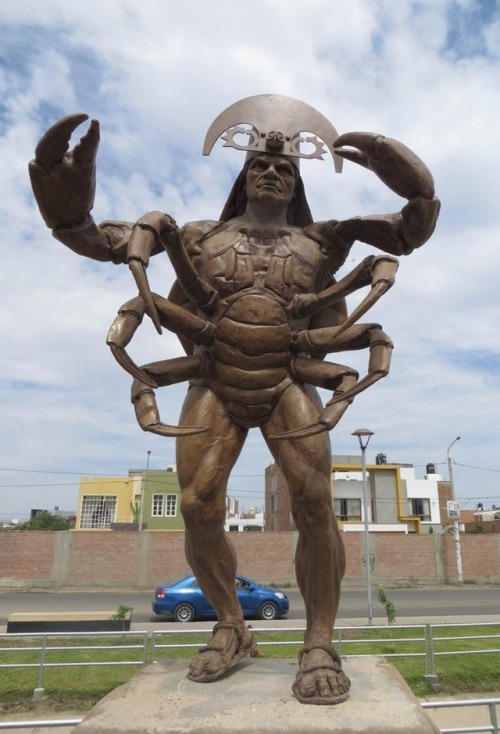 talesfromweirdland:The statue of the mythological “crab man”, Lang Ñam in the Peruvian city of Chicl