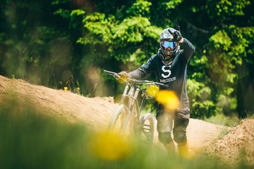 shreddermtbzine: Rob Johnston reppin’ an S on his chest whilst lapping up the wonders of Morzine Hav